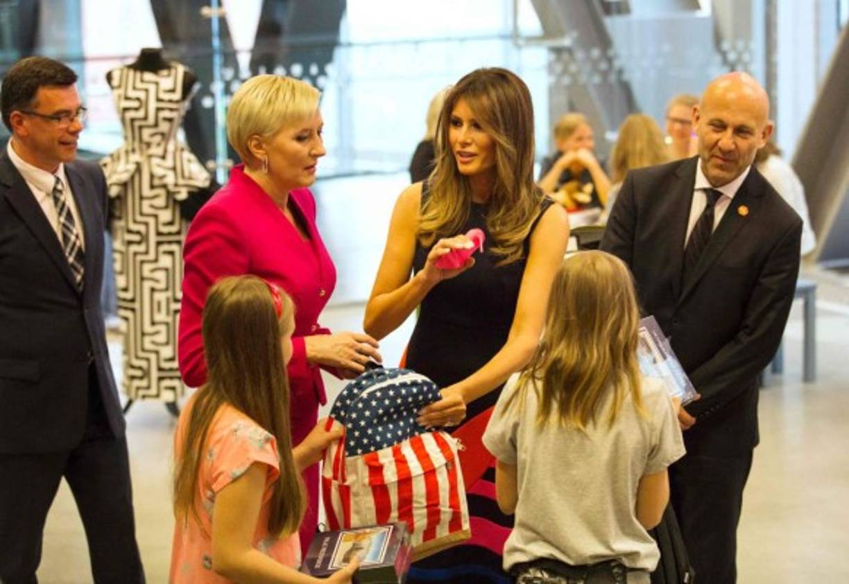 La primera dama Melania Trump y la primera dama Agata Kornhauser-Duda visitaron el Centro de Ciencia Copernicus, en Varsovia.