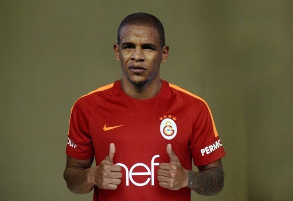 Fernando Reges ha dejado de ser jugador del Manchester City. Tras conocer que no contaba para Pep Guardiola y no participar en los amistosos del conjunto ‘Sky Blue’, el mediocentro brasileño comenzó a buscarse equipo. Y ya lo ha encontrado, jugará el próximo curso en el Galatasaray. Tal y como ha hecho oficial el club otomano esta tarde, el internacional carioca ha acordado su llegada al histórico bloque turco y ha firmado hasta el 30 de junio de 2020.