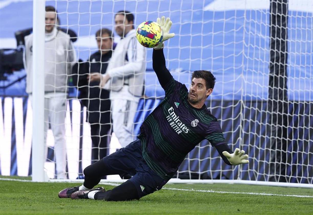 Portero: Thibaut Courtois. El belga es indiscutible en la meta del conjunto blanco y tendrá como principal objetivo no dejarse encajar más goles por el equipo de Xavi y evitar que aumenten la diferencia. 