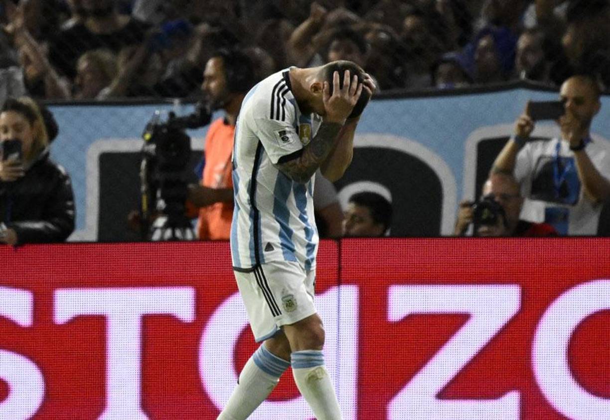 Messi no podría creer el mal accionar suyo y de sus compañeros. 