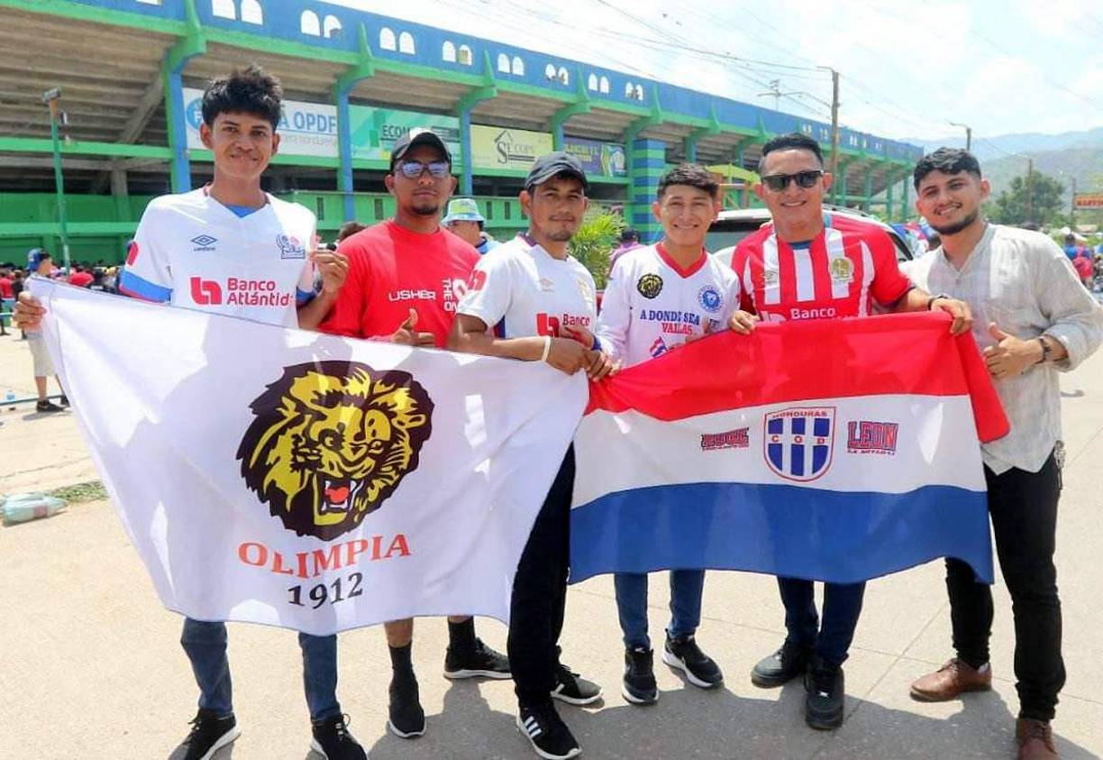 Un gran ambiente se vive en el estadio Juan Ramón Brevé Vargas de Juticalpa con la final de ida.