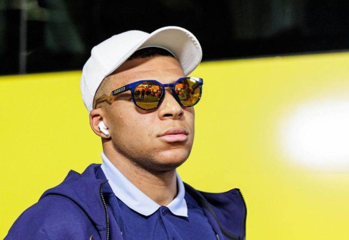 Después de que no fuese con la selección de Francia para recuperarse de su selección, la bomba estalló a raíz de que se le viese acudiendo a una fiesta en Estocolmo junto a su familia. 