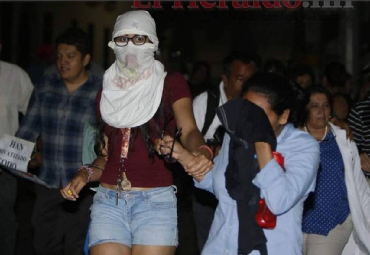 Sin embargo, el Colegio Médico y colegios magisteriales han mostrado dudas sobre si los planes de reestructuración incluyen despidos masivos con tintes políticos, una posición aprovechada por los partidos Libre y Partido Liberal para hacer campaña en contra del gobierno nacionalista.