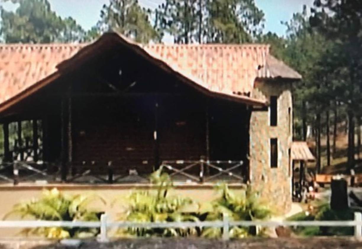 La residencia, estilo cabaña, está construida con detalles de pura madera.