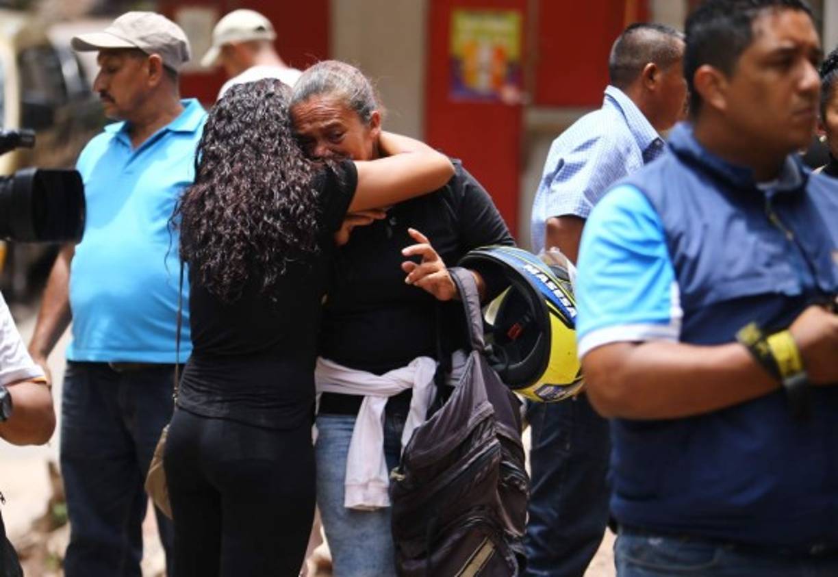 Los familiares de las víctimas acudieron a la morgue capitalina para recibir los cuerpos de sus seres queridos, acribillados la noche del sábado en la colonia Villa Nueva.