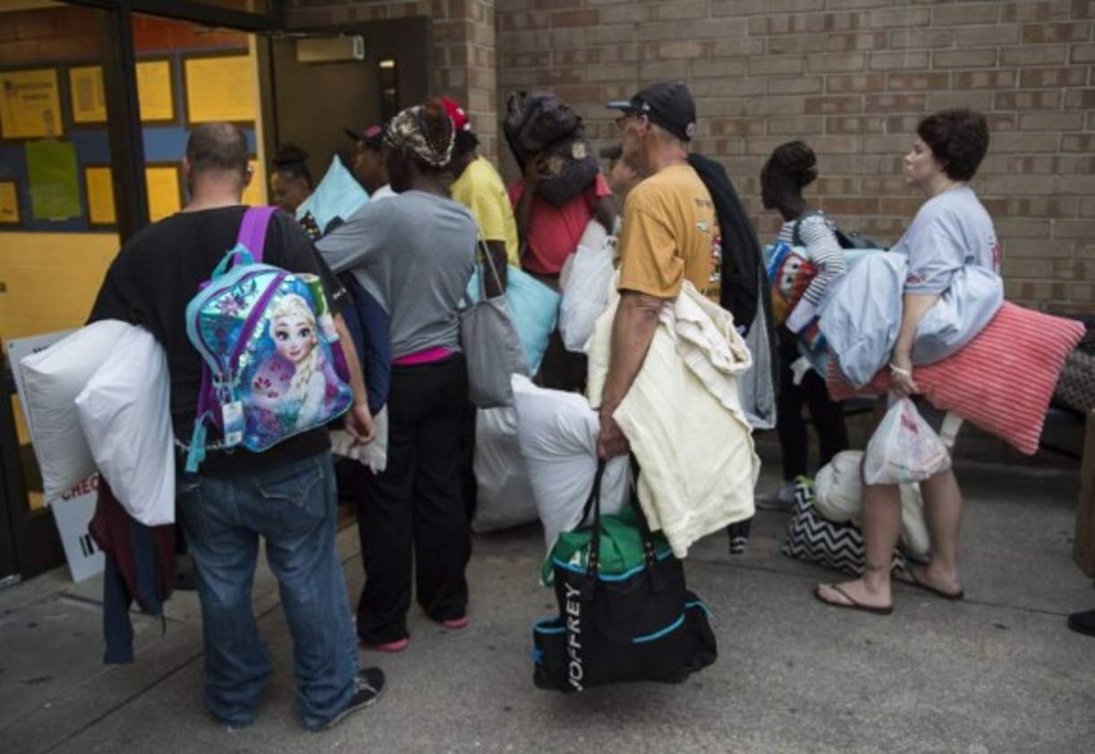 Los refugios de emergencia fueron establecidos en edificios gubernamentales, escuelas y otros lugares.