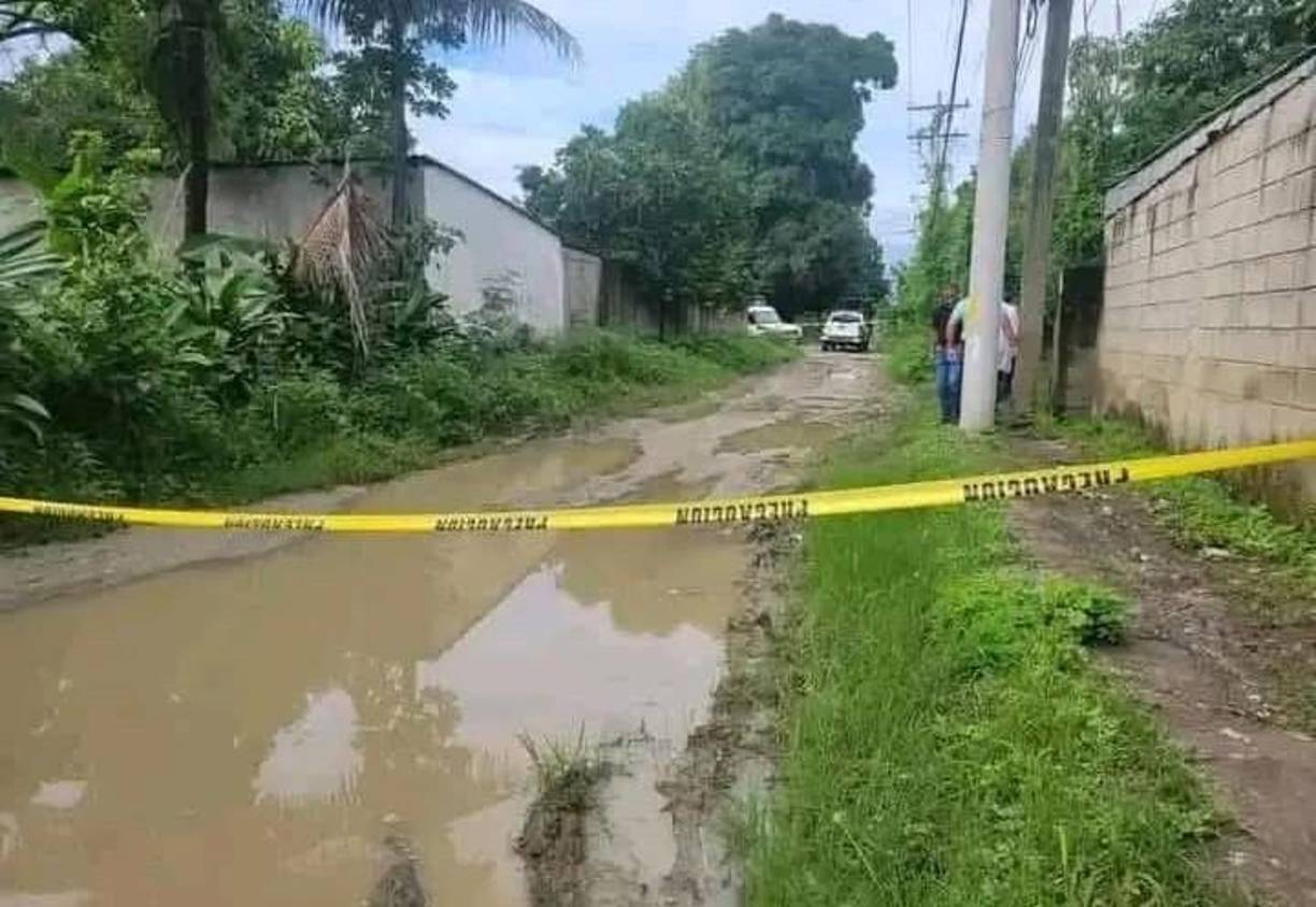 Lesly Suyapa vestía un pantalón de licra gris, blusa negra, sandalias doradas y tenía varios anillos en sus dedos y una pulsera dorada en el tobillo izquierdo, además, tenía un tatuaje en la espalda. 