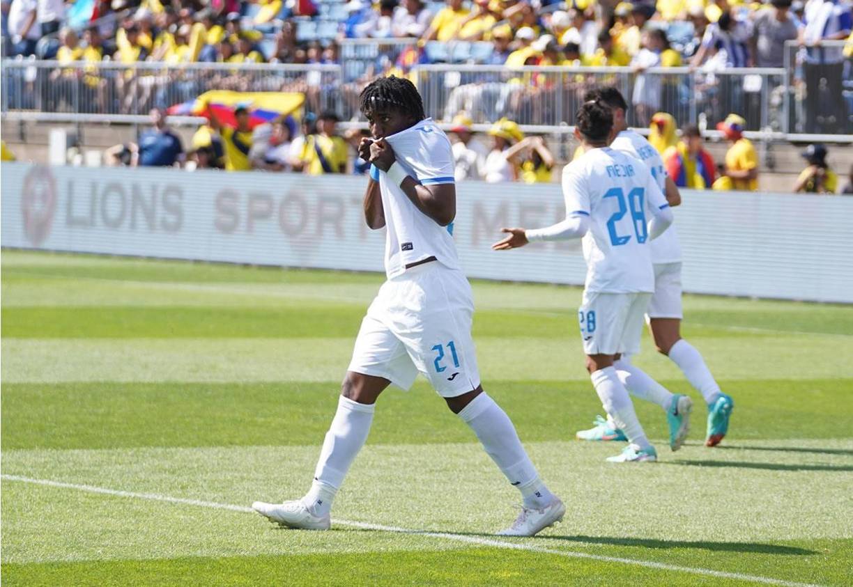 Bryan Róchez besando el escudo de la Selección de Honduras tras su gol de penal para el empate 1-1 ante Ecuador.