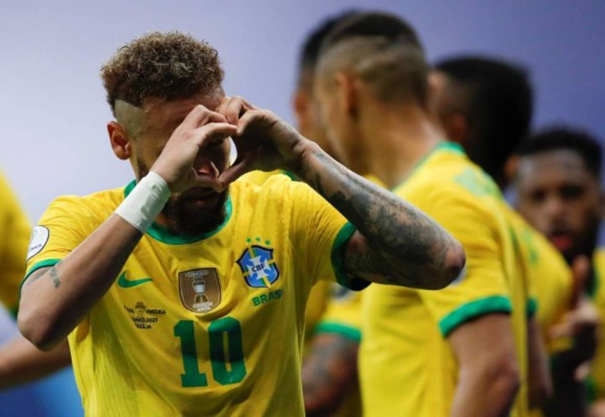 Neymar ha estado celebrando sus goles con este gesto romántico y medios señalan que es una dedicatoria para la joven cantante. Foto EFE.