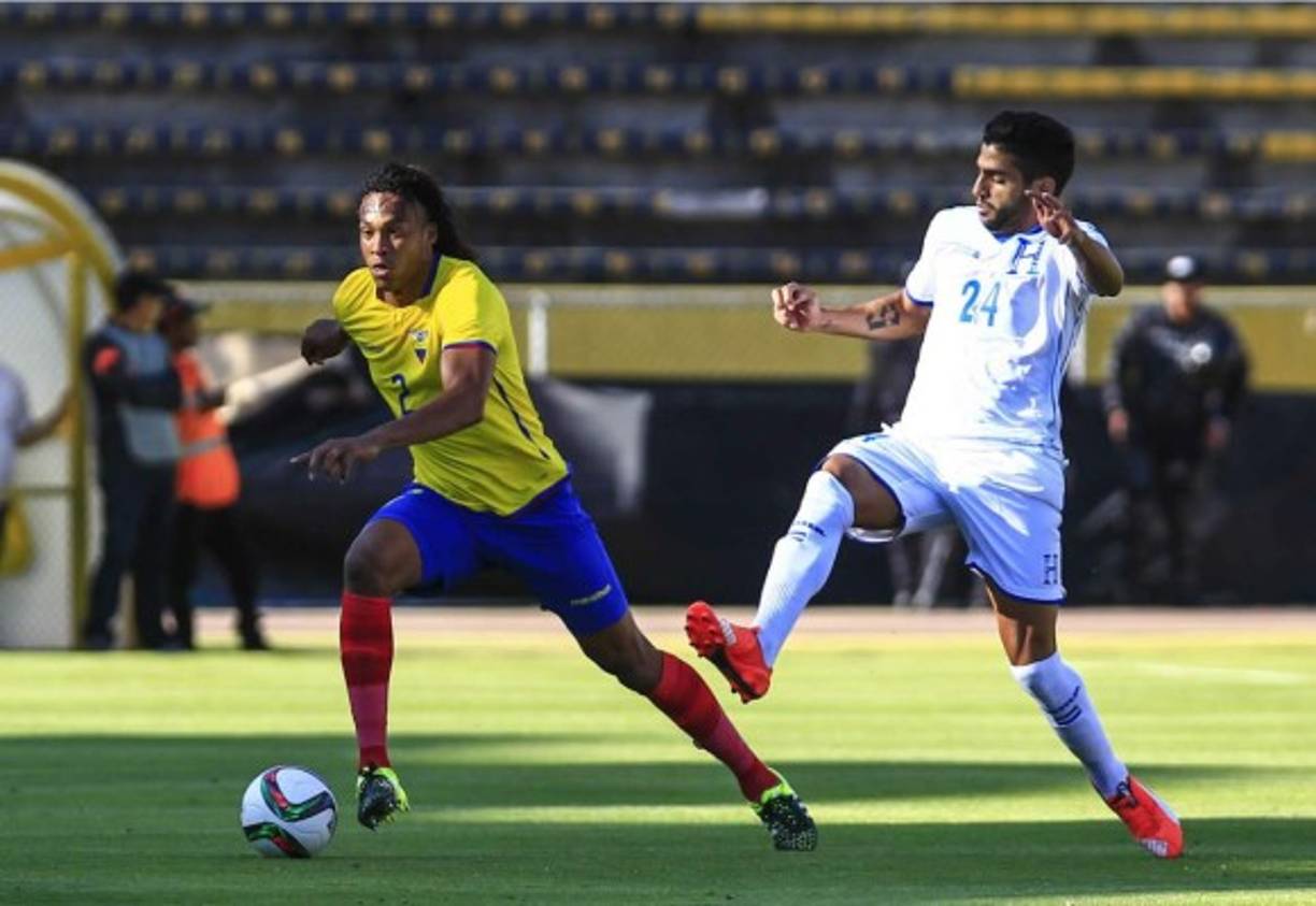 Jona Mejía poco o nada pudo hacer ante la marca de los zagueros ecuatorianos.