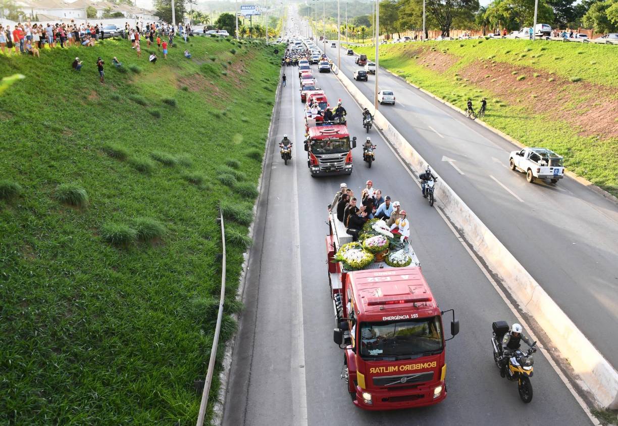 El productor de Mendonça y los dos pilotos también fallecieron luego de que el bimotor se estrellara cerca de una pintoresca cascada en las afueras de la ciudad de Caratinga, donde la artista tenía programado actuar.