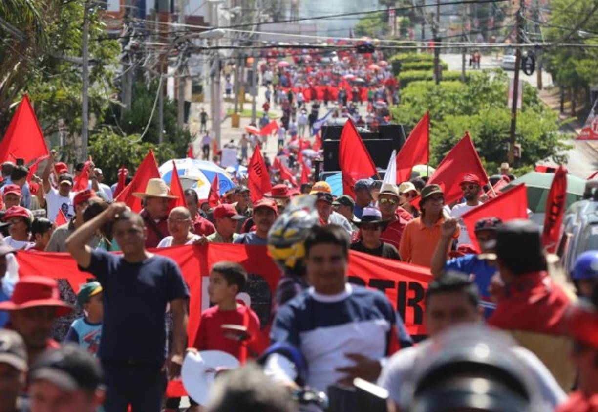 Los opositores iniciaron la marcha acompañados de bandas de guerra, por el bulevar Morazán hacia el parque central.