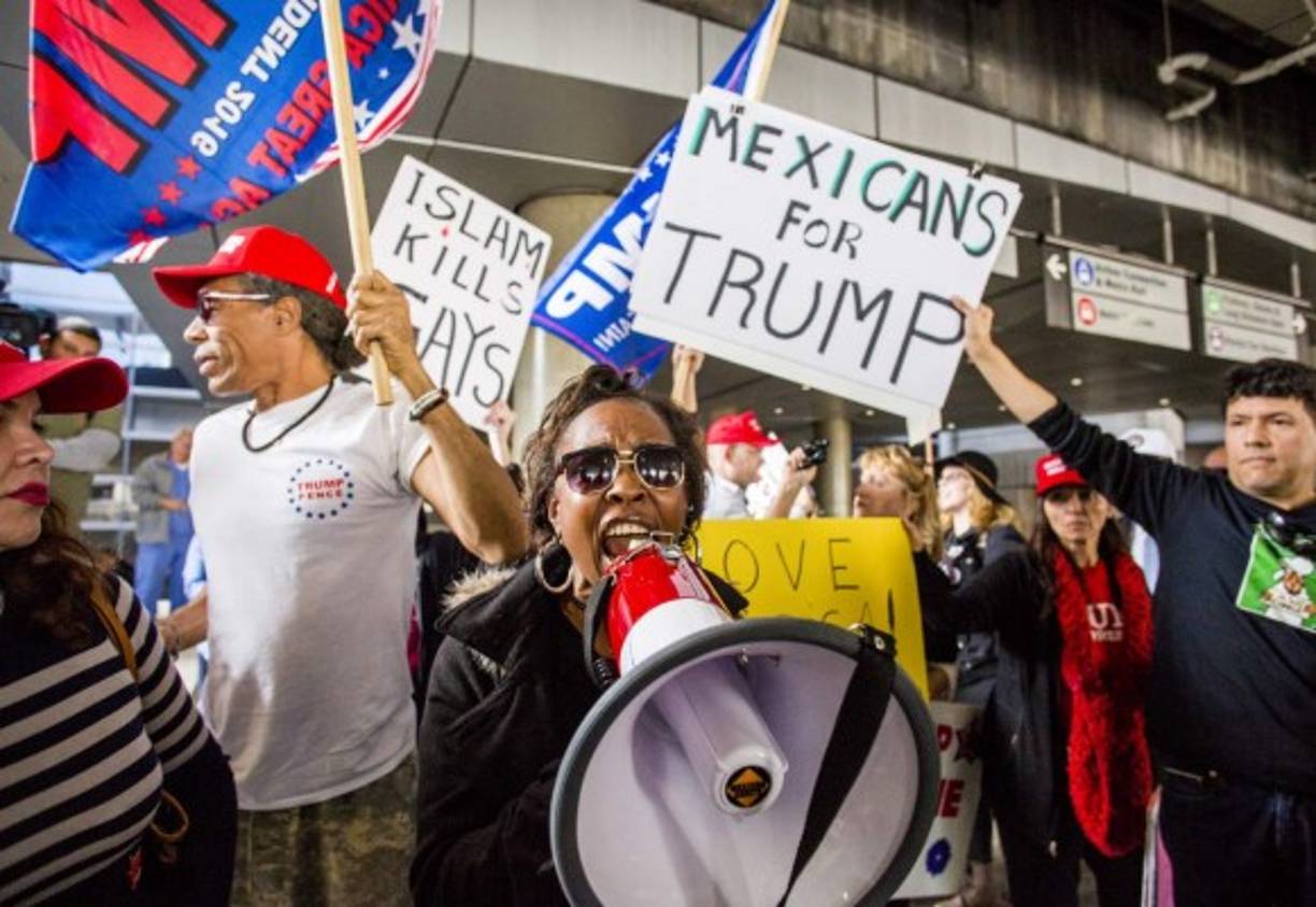 Mientras tanto, los seguidores de Trump salieron a las calles para defender el veto migratorio impuesto por el magnate republicano.