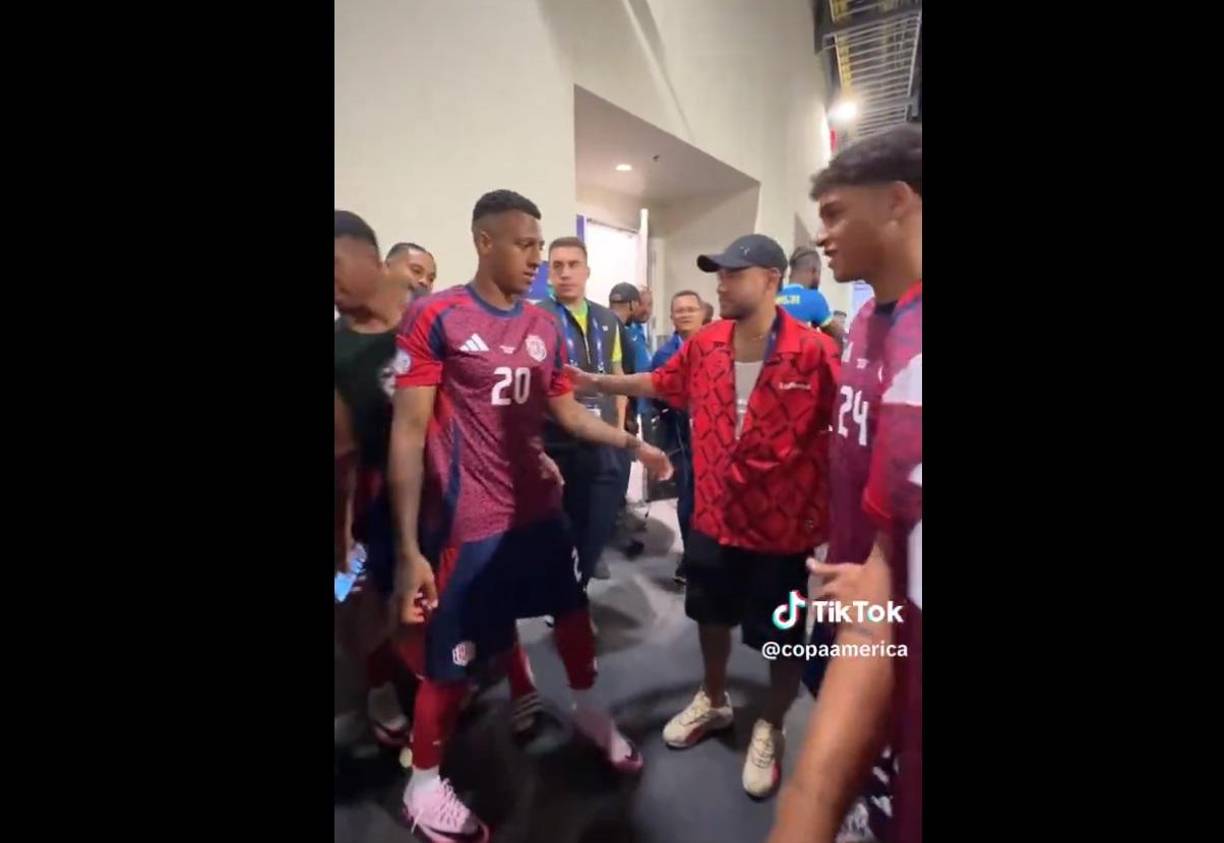 Los jugadores ticos hicieron filas para tomarse fotos con el crack que se perdió la Copa América por lesión.