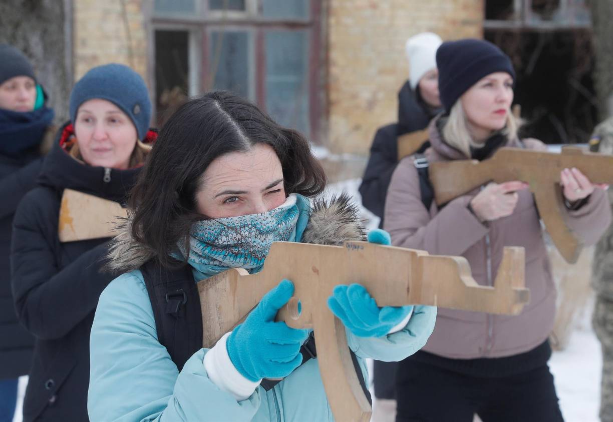 En pequeños grupos, los participantes, sobre todo jóvenes, pero también familias enteras, aprendieron a cómo sostener y manejar un arma utilizando réplicas de fusiles kalashnikov de madera. 