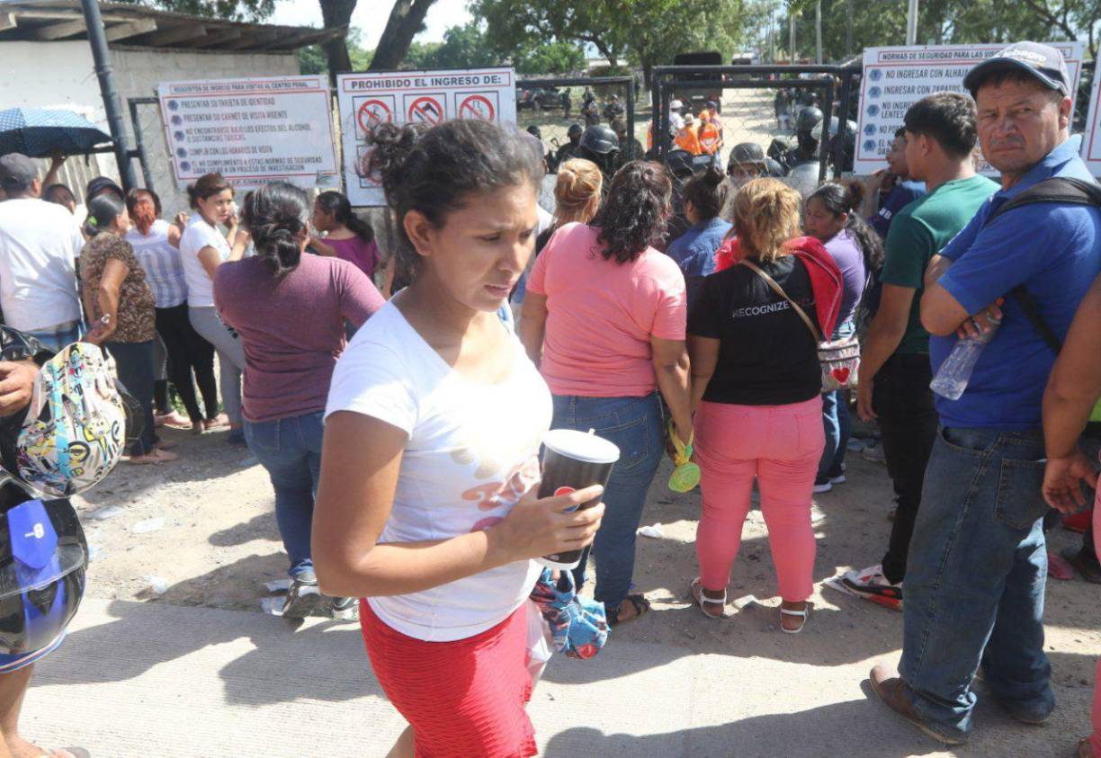 Familiares de reos esperan información de sus parientes