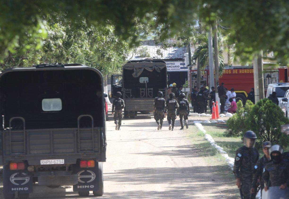 Familiares de reos esperan información de sus parientes