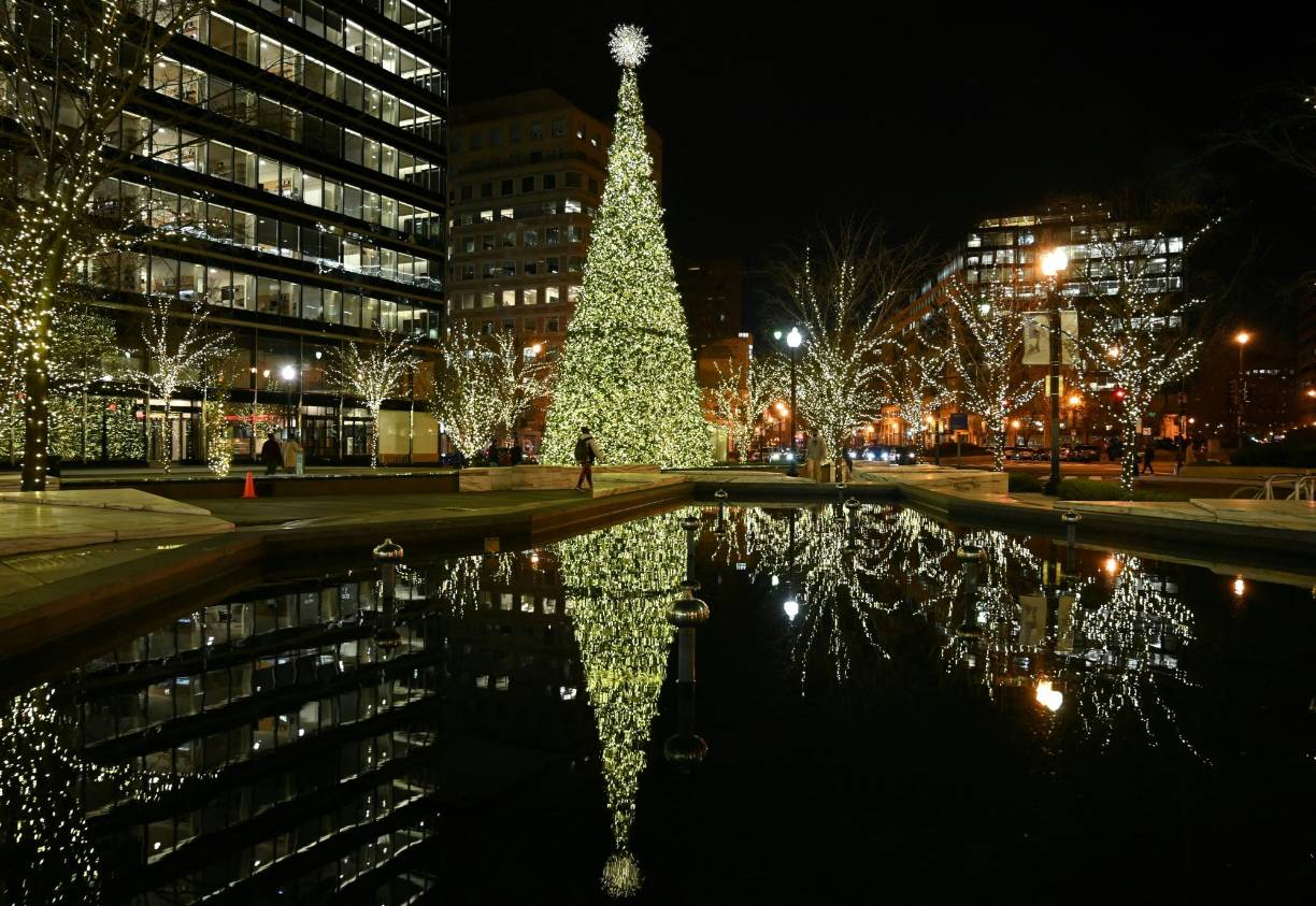 Miles de millones de personas se preparan este viernes para festejar unas fiestas de Navidad nuevamente ensombrecidas por la pandemia de coronavirus, cuya variante ómicron ha provocado nuevas restricciones que afectan los reencuentros familiares.