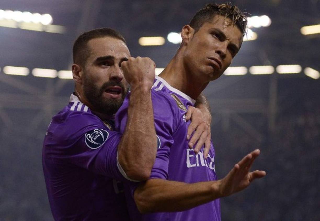 (FromL) Barcelona's Uruguayan forward Luis Suarez, Barcelona's French forward Ousmane Dembele, Barcelona's French defender Samuel Umtiti, Barcelona's Brazilian midfielder Philippe Coutinho, Barcelona's Spanish midfielder Sergi Roberto, Barcelona's Spanish defender Jordi Alba, Barcelona's Croatian midfielder Ivan Rakitic, Barcelona's Spanish midfielder Sergio Busquets, Barcelona's Spanish defender Gerard Pique, Barcelona's German goalkeeper Marc-Andre Ter Stegen and Barcelona's Argentinian forward Lionel Messi pose before the UEFA Champions' League group B football match FC Barcelona against PSV Eindhoven at the Camp Nou stadium in Barcelona on September 18, 2018. / AFP PHOTO / Josep LAGO