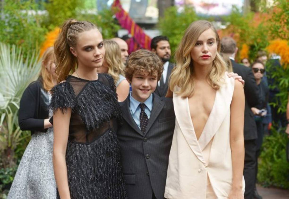 La bella modelo lució muy bien acompañada por el protagonista de la película Levi Miller y Suki Waterhouse.
