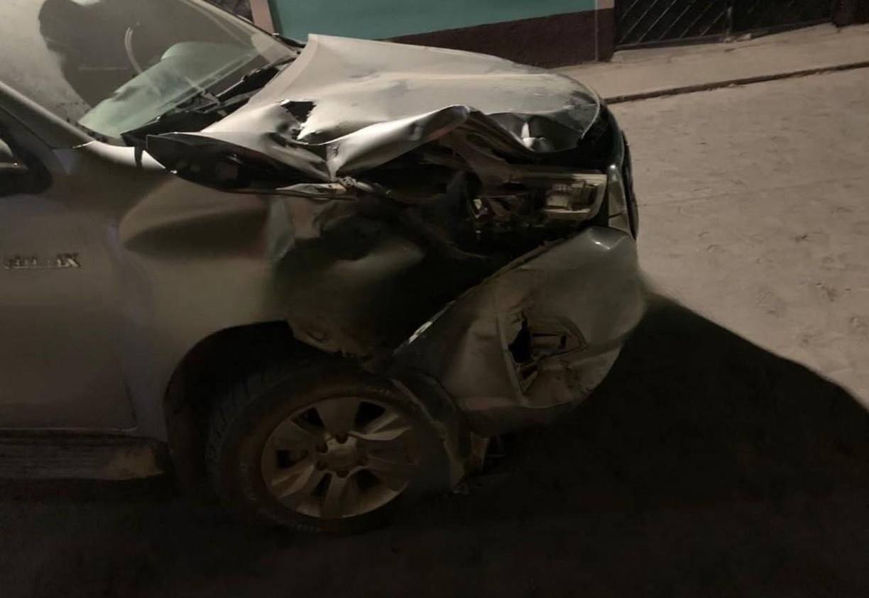 Al acercarse a una intercepción, cerca del desvío al centro turístico Villa de Ada, García impactó con un vehículo tipo pick up color gris.