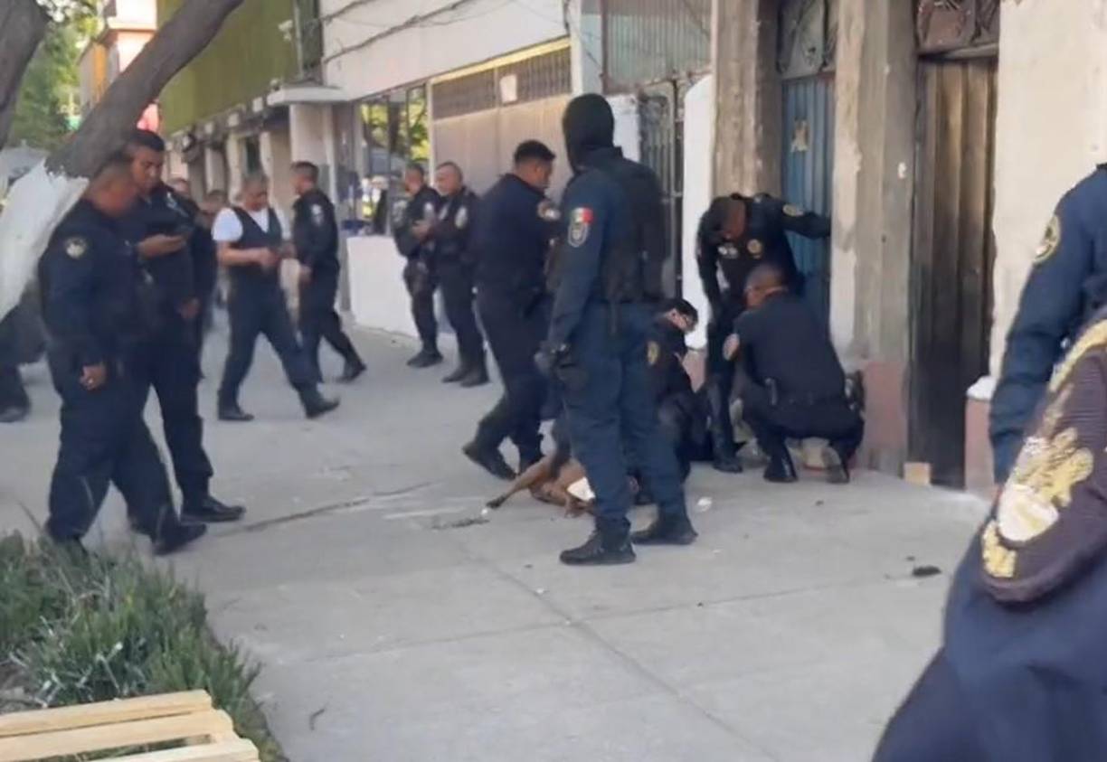 Por medio del Centro de Comando y Control (C2) Centro, se informó a policías de campo sobre el robo, que se habría efectuado en el cruce de las calles Sonora y Colima, por lo que los policías llegaron hasta ese lugar.