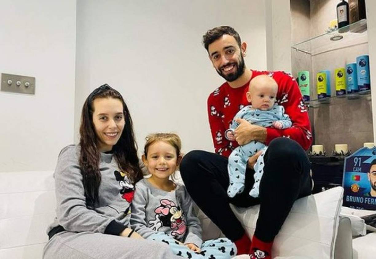 Bruno Fernandes: El mediocampista portugués del Manchester United recibió el 2021 al lado de su familia.