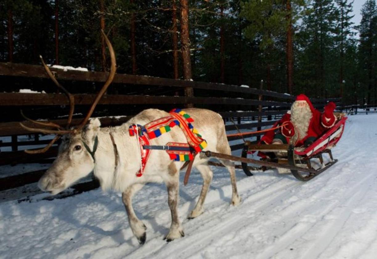 ¿Cuándo vendrá Santa? Se preguntan miles de niños alrededor del mundo. La tradición señala que el hombre de largas barbas blancas y vestido con un traje rojo viaja alrededor del mundo a bordo de un trineo halado por renos.