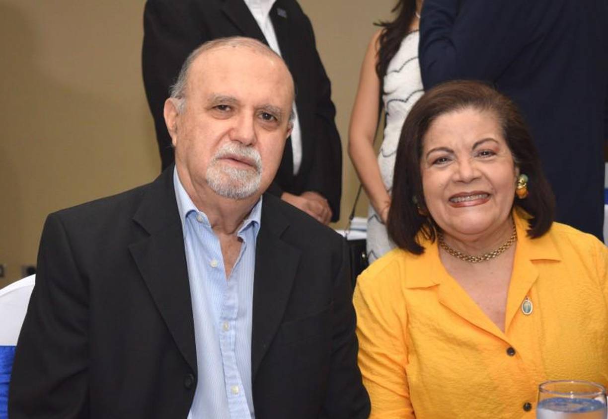 Roberto Larios con su amada esposa Elena.