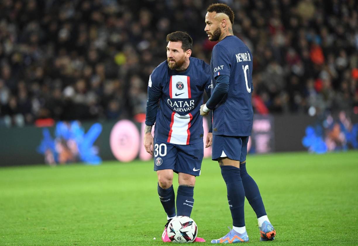 Lionel Messi estuvo siempre al lado de su amigo, Neymar, durante el partido de regreso al PSG.