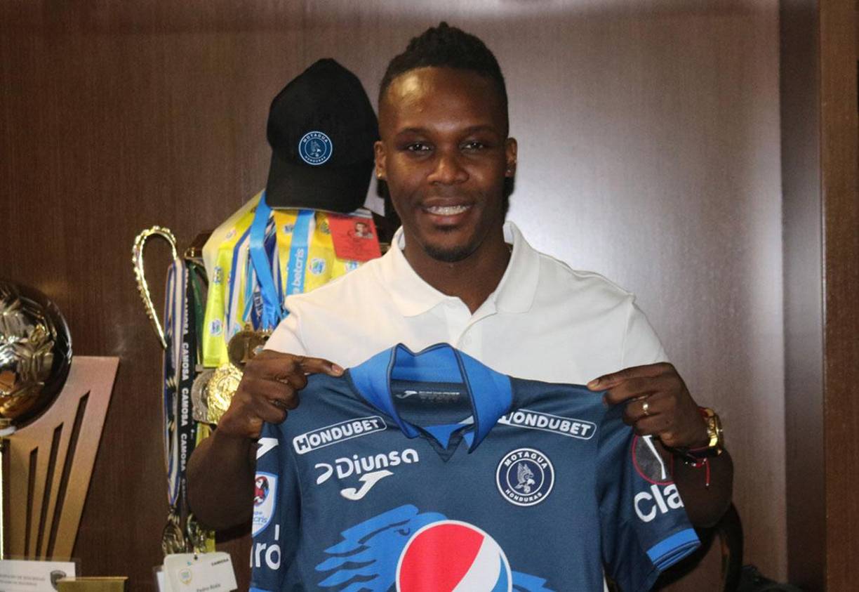 Motagua hizo oficial el fichaje de Rubilio Castillo, su máximo goleador. El atacante firmó por dos años con los azules. 