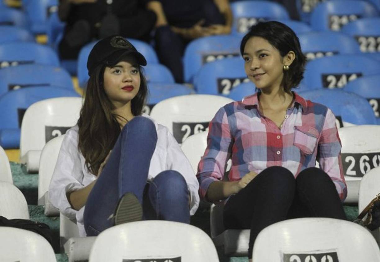 Estas hermosas chicas previo al inicio del juego.