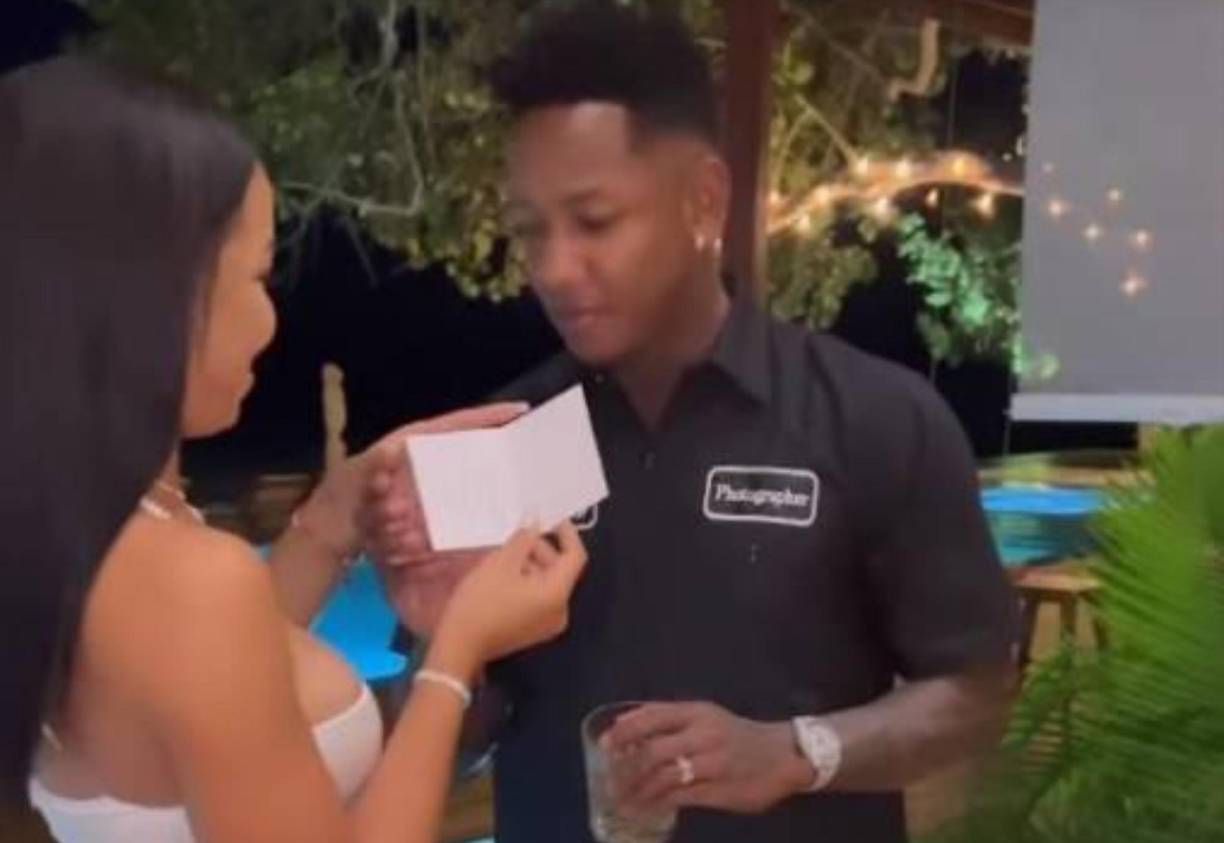 Quioto ha sorprendido con románticos detalles a su novia.