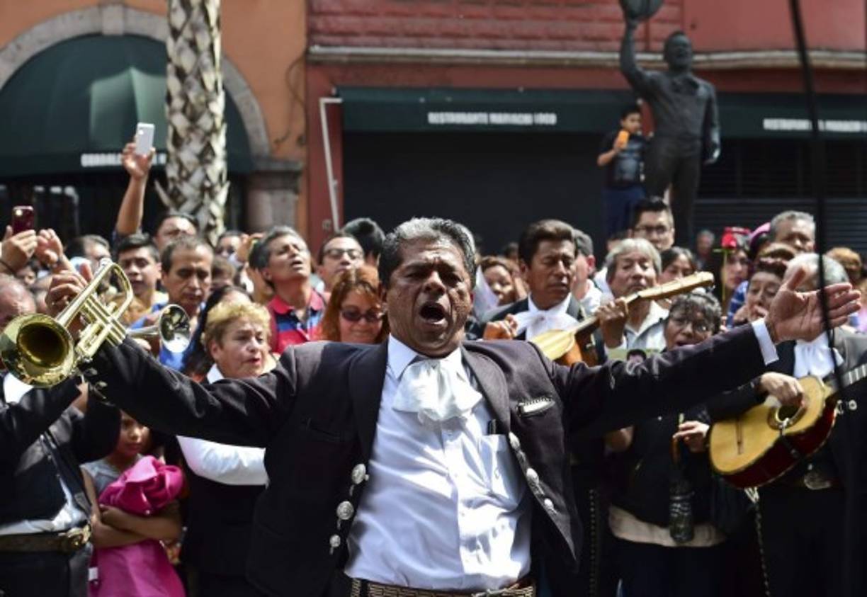 <br/>En tanto Jesús Salas, quien fuera mánager del cantautor que murió el domingo 28 de agosto a los 66 años de edad víctima de un infarto, aseguró que el cuerpo seguía en la funeraria.