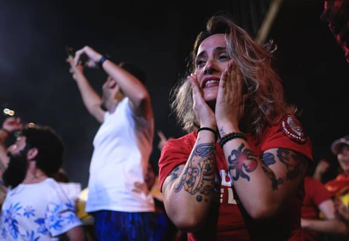 Cuando el candidato de izquierda, Lula da Silva, aventajó a Jair Bolsonaro, sus seguidores estallaron en llanto y gritos de júbilo.