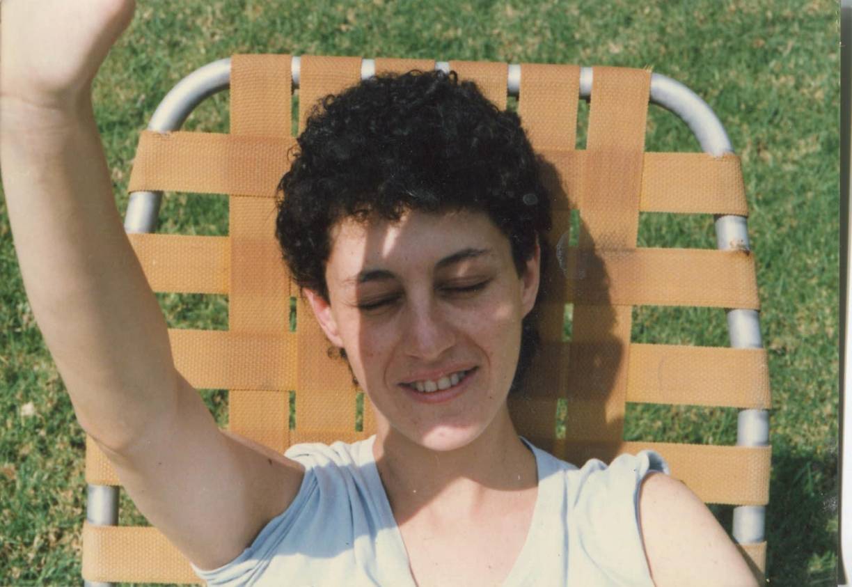 Tanto en su militancia estudiantil en los años 1980, como en su primer cargo público como secretaria de Medio Ambiente de Ciudad de México (2000-2006), proyectaba seriedad y enfoque. De rostro imperturbable, rara vez sonreía. Hace falta revisar viejas fotos y películas familiares para verla divertida en sus juegos infantiles, o ya adolescente sonriendo coquetamente para la cámara.