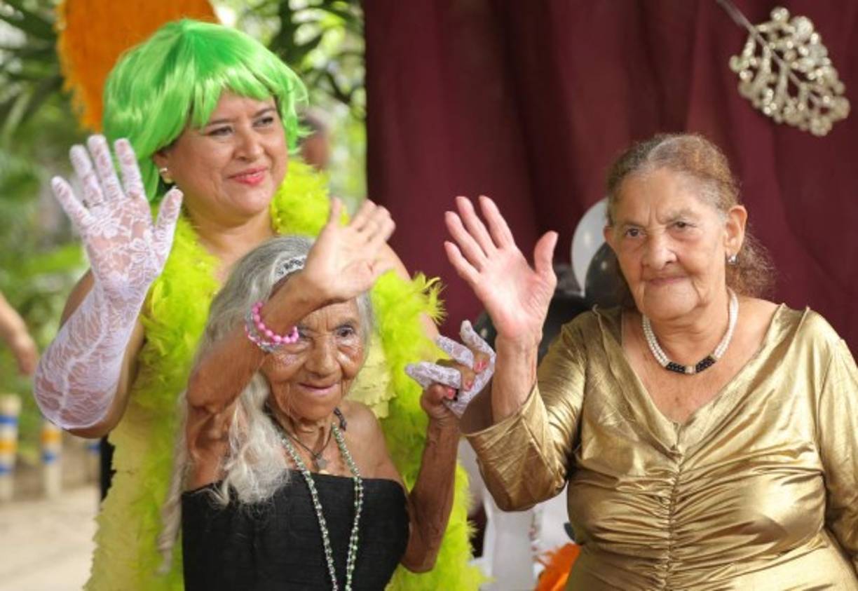 Pelucas de colores, maquillaje y los mejores atuendos, los ancianos sin duda alguna la pasaron muy bien su día.
