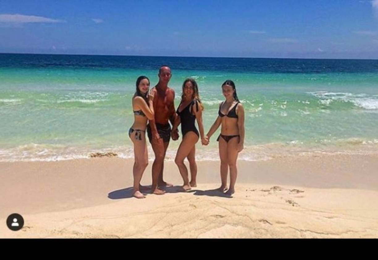 A las jovencitas que cada día se les ve más crecidas, les siguen lloviendo ofertas de trabajo. Nina compartirá créditos con la conductora de “Hoy” en “Mamá se fue de viaje”, una cinta familiar.<br/><br/>Y al parecer se tomaron muy enserio el nombre de la película pues se fueron a Quintana Roo.