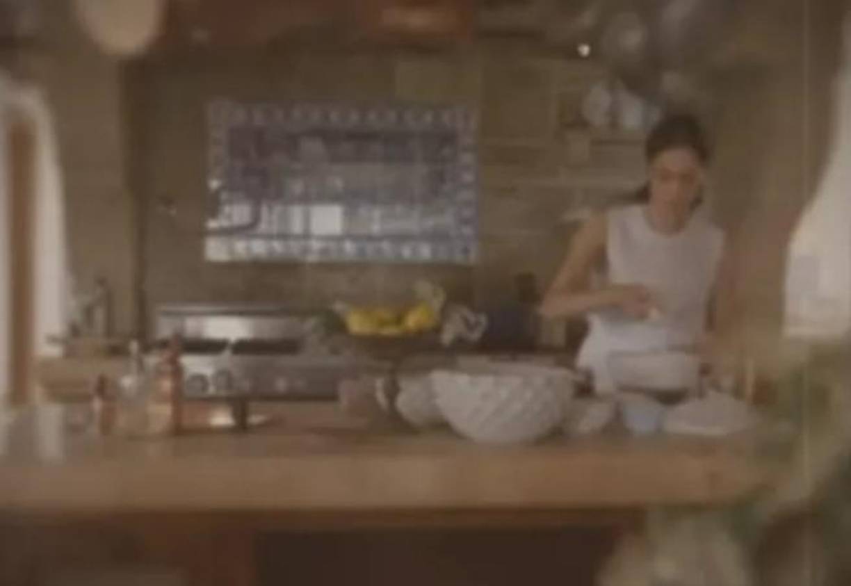 La primera historia de Instagram del nuevo perfil muestra a la actriz californiana recogiendo flores y cocinando con la canción ‘I Wish You Love’, de Nancy Wilson, de fondo.