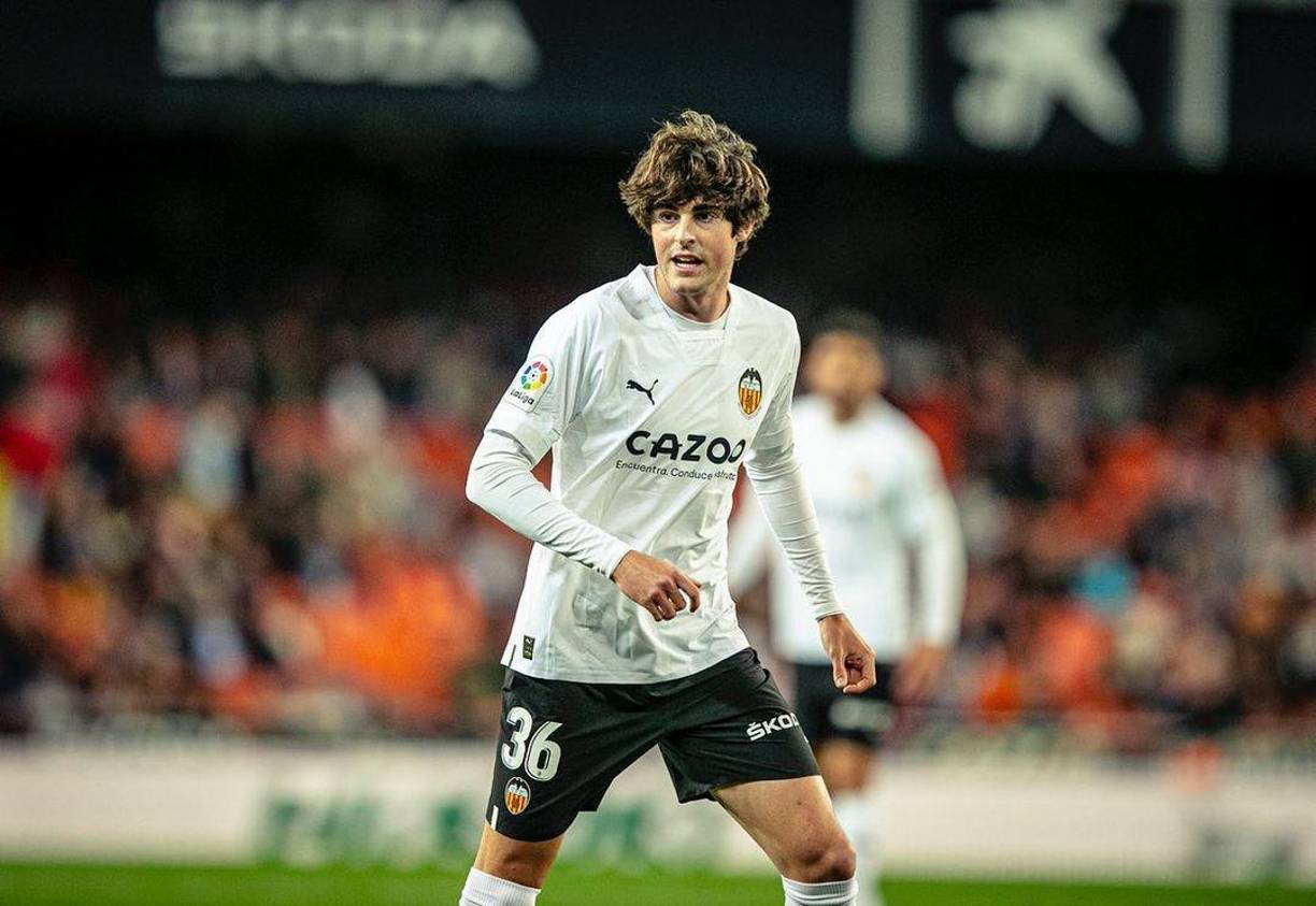 Javi Guerra, canterano del Valencia, es pretendido en la Premier League y el Manchester United es el más interesado. En la liga inglesa estarían dispuestos a pagar 40 millones de euros.