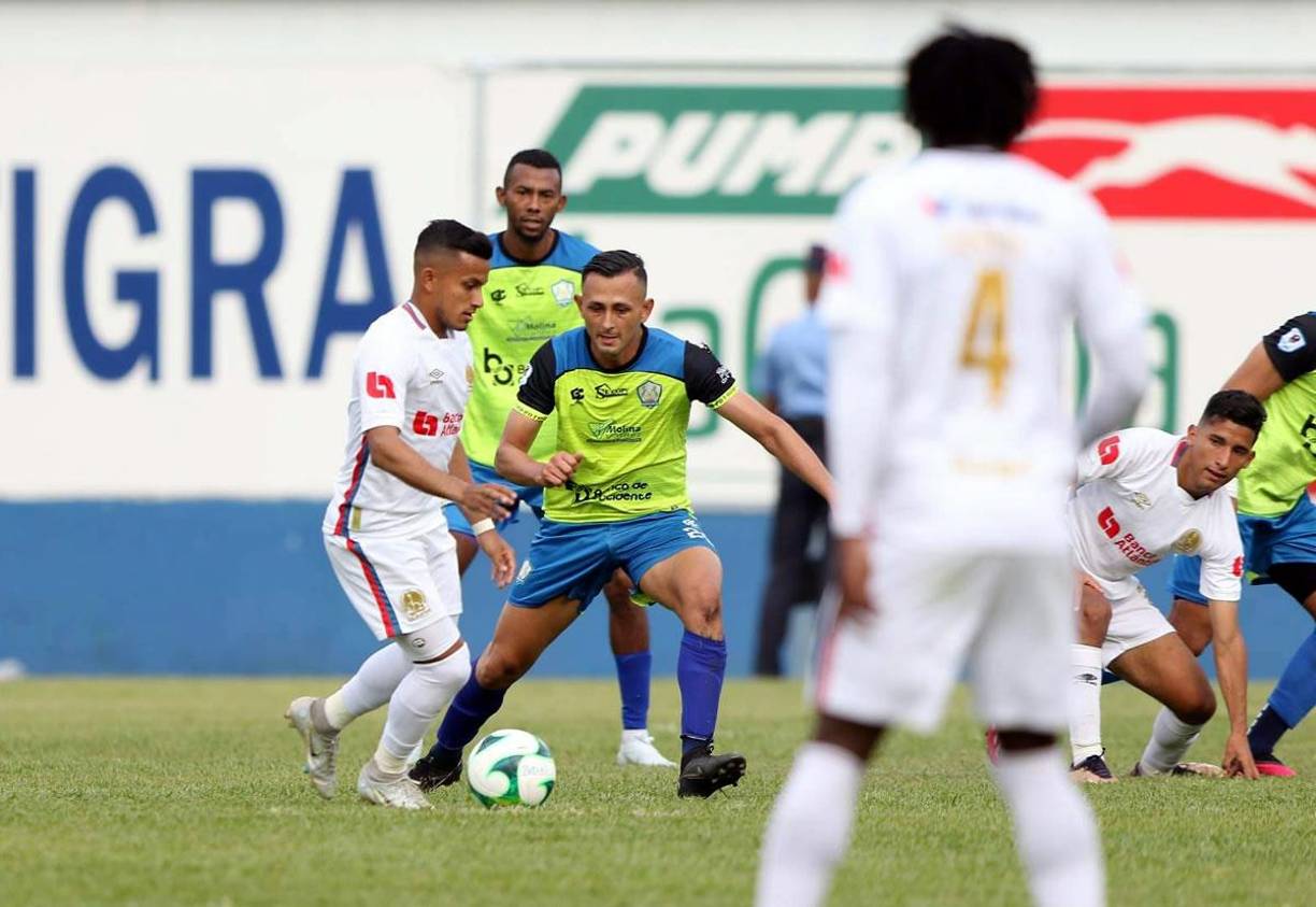 Edwin Rodríguez es marcado por David Mendoza.