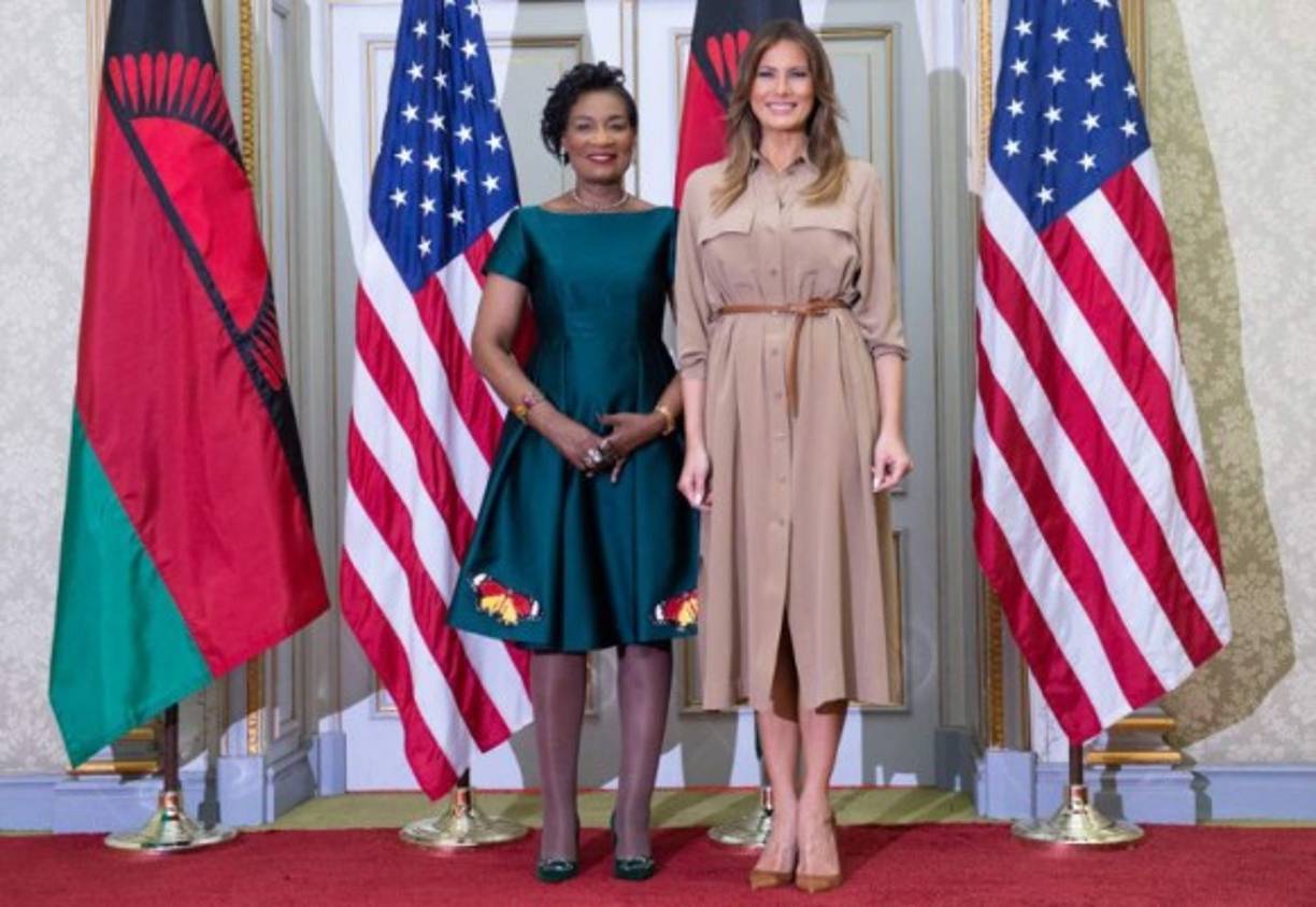 Melania posando junto a la primera dama de Malawi, Gertrude Maseko.