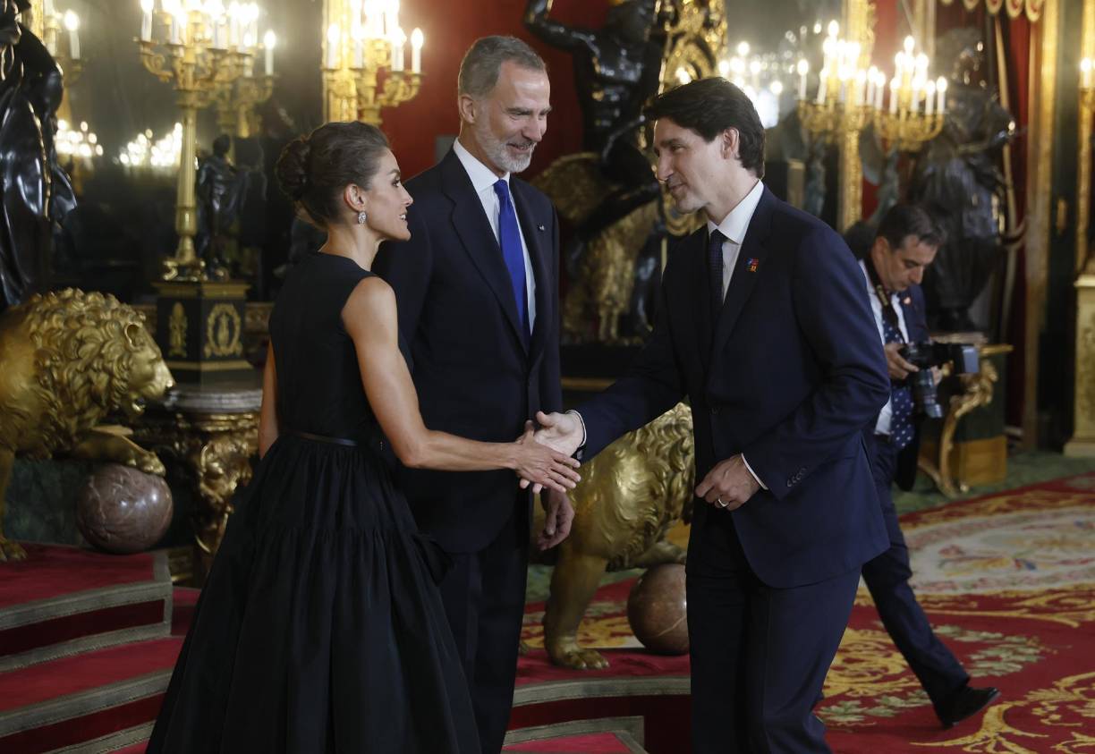El primer ministro de Canadá, Justin Trudeau, saluda a la reina Letizia tras su llegada al Palacio Real.