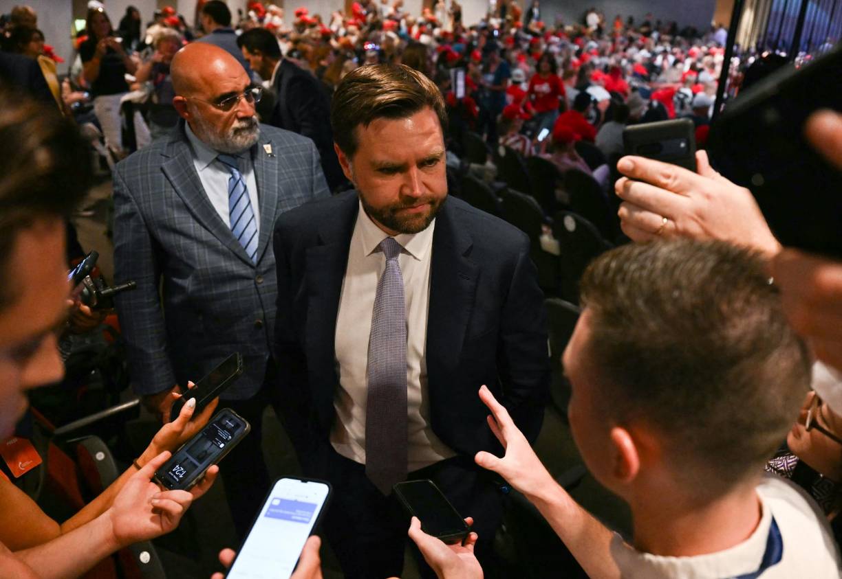 El senador de Ohio, J.D. Vance , también recibió una petición formal de documentación, según dijeron fuentes de la campaña del exmandatario a ABC News.