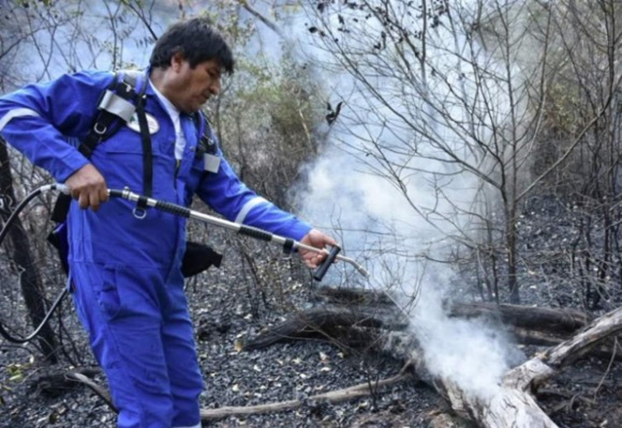 Handout photo released by the Bolivian Presidency of Bolivian President Evo Morales speaking during a press conference in El Alto, on November 9, 2019. - Police in three Bolivian cities joined anti-government protests Friday, in one case marching with demonstrators in La Paz, in the first sign security forces are withdrawing support from President Evo Morales after a disputed election that has triggered riots. (Photo by HO / Bolivian Presidency / AFP) / RESTRICTED TO EDITORIAL USE - MANDATORY CREDIT 'AFP PHOTO / BOLIVIAN PRESIDENCY ' - NO MARKETING NO ADVERTISING CAMPAIGNS - DISTRIBUTED AS A SERVICE TO CLIENTS
