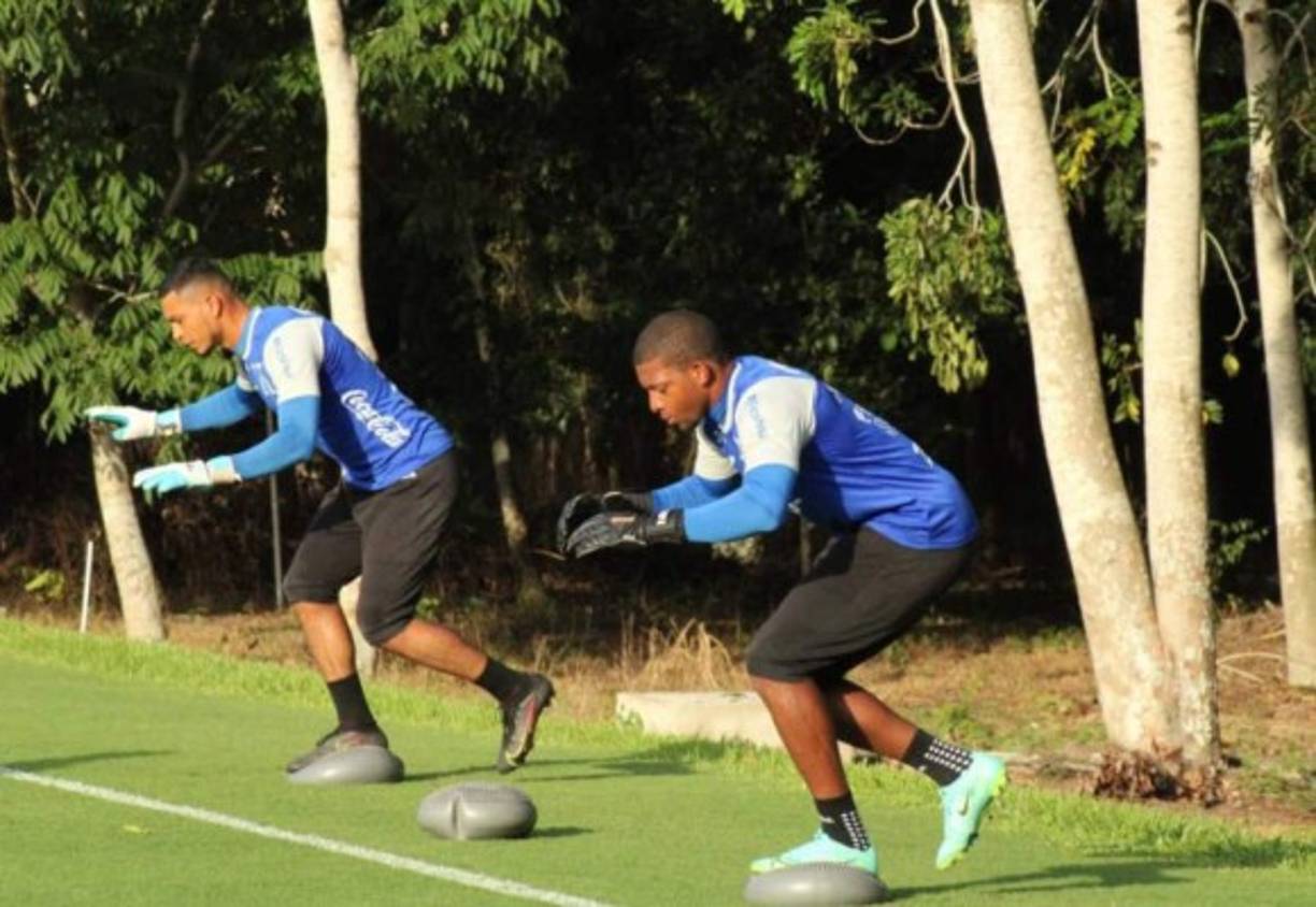 Los porteros Luis López y Marlon Licona en el entrenamiento de la Bicolor.