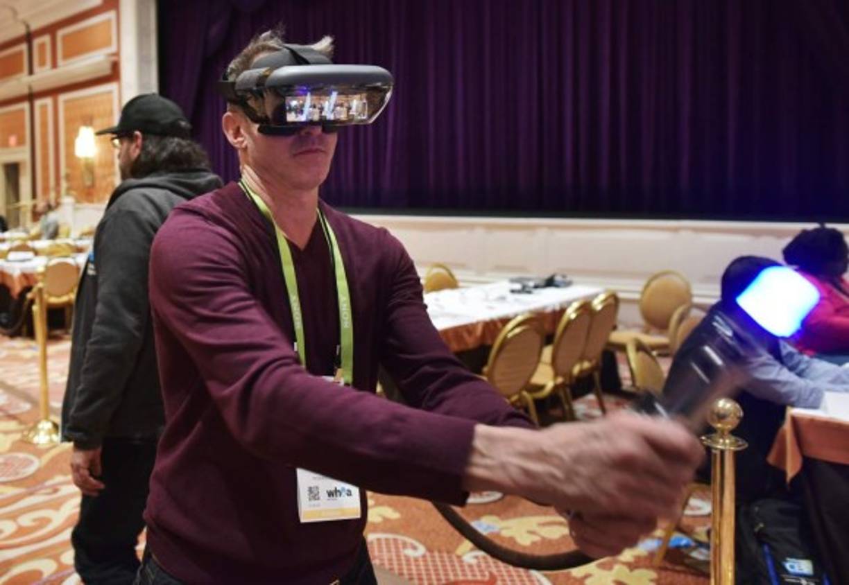 Para los amantes de la ciencia ficción, Lenovo presentó el sable de luz virtual.