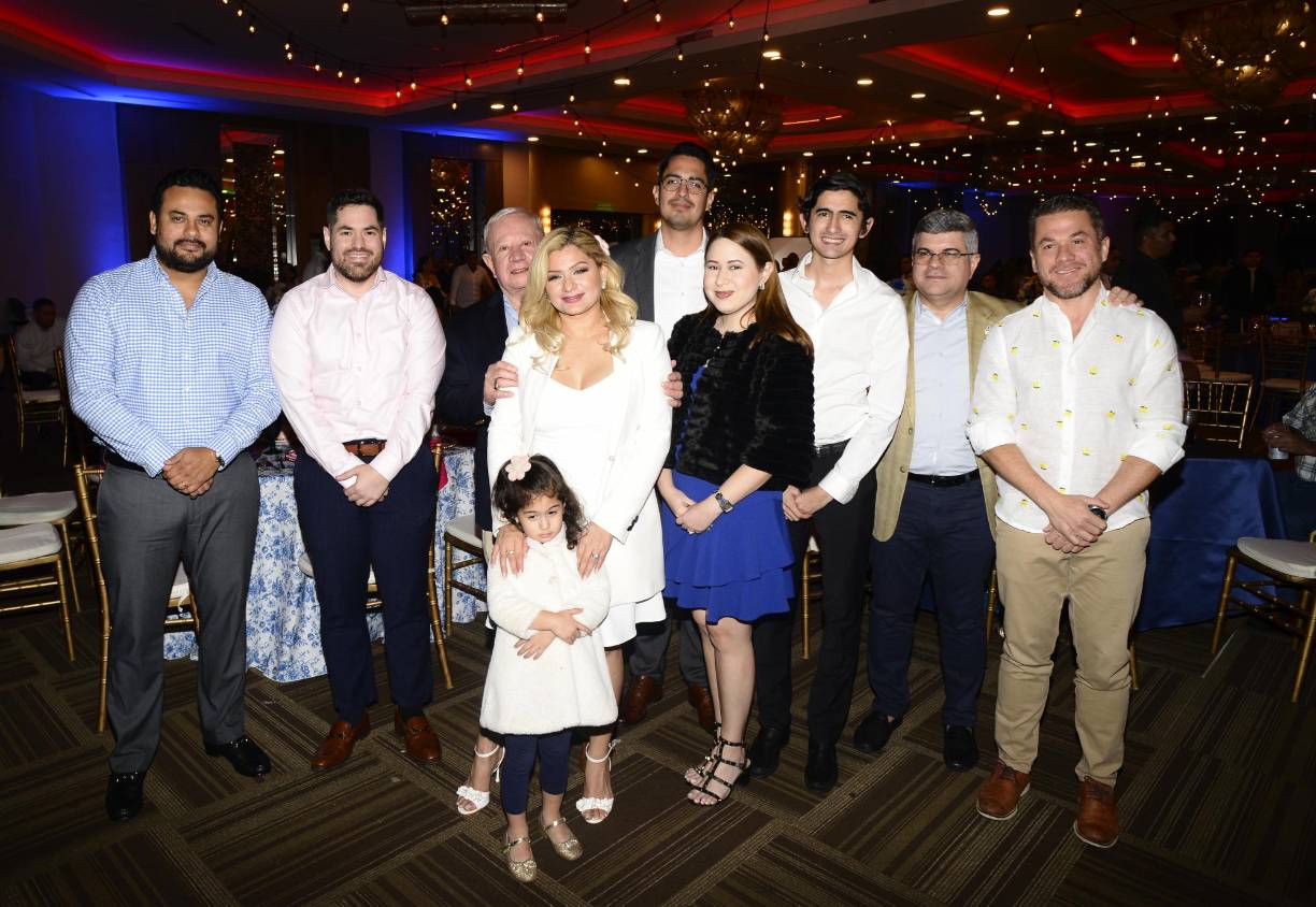 José Sánchez, Roger André, Roger Danilo, Emma, Valentina, Carlos Eduardo y Ruth Valladares junto a Orlando Roger Mauricio y Roger Enrique Valladares.