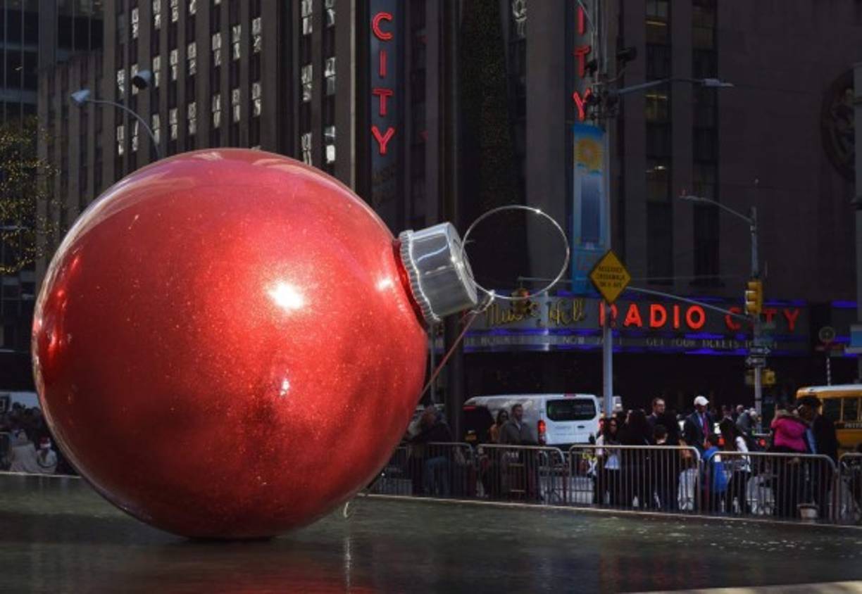 Una esfera navideña gigante está ubicada en el Radio City Music Hall de Nueva York.