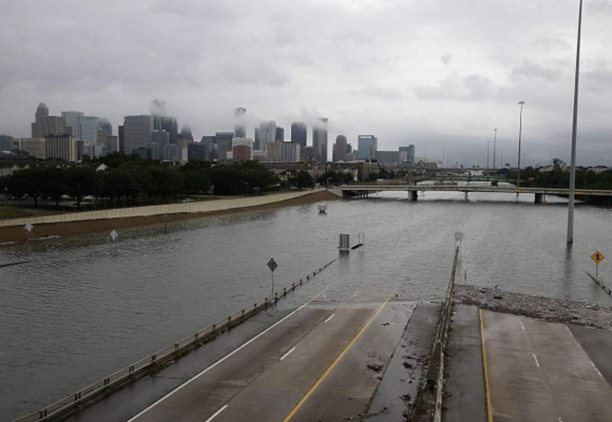 La cuarta ciudad más grande de los Estados Unidos se encuentra aislada, con sus principales autopistas anegadas por las inundaciones y los aeropuertos cerrados.